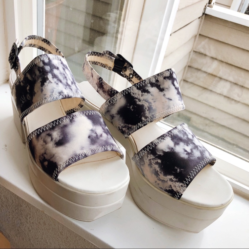 ❗️UO Vagabond Platform Tie-Dye Sandals